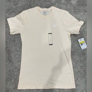 Nike Essential Tee